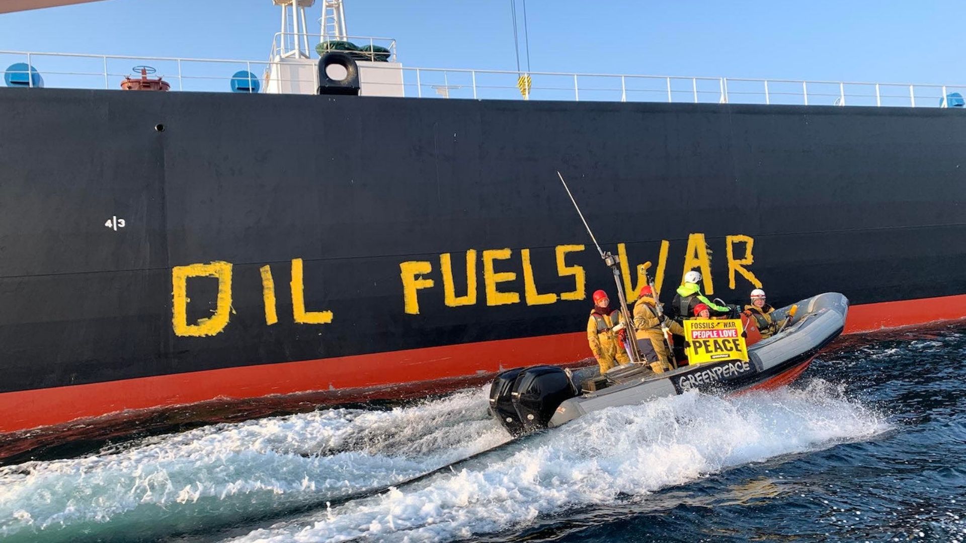 Акция активистов&nbsp;Greenpeace&nbsp;возле нефтяного танкера из россии. Фото:&nbsp;Greenpeace